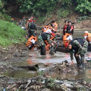 “Dalam Rangka HUT-RI ke-77”, Kopassus mengadakan Lomba Pembersihan Sungai Ciliwung.